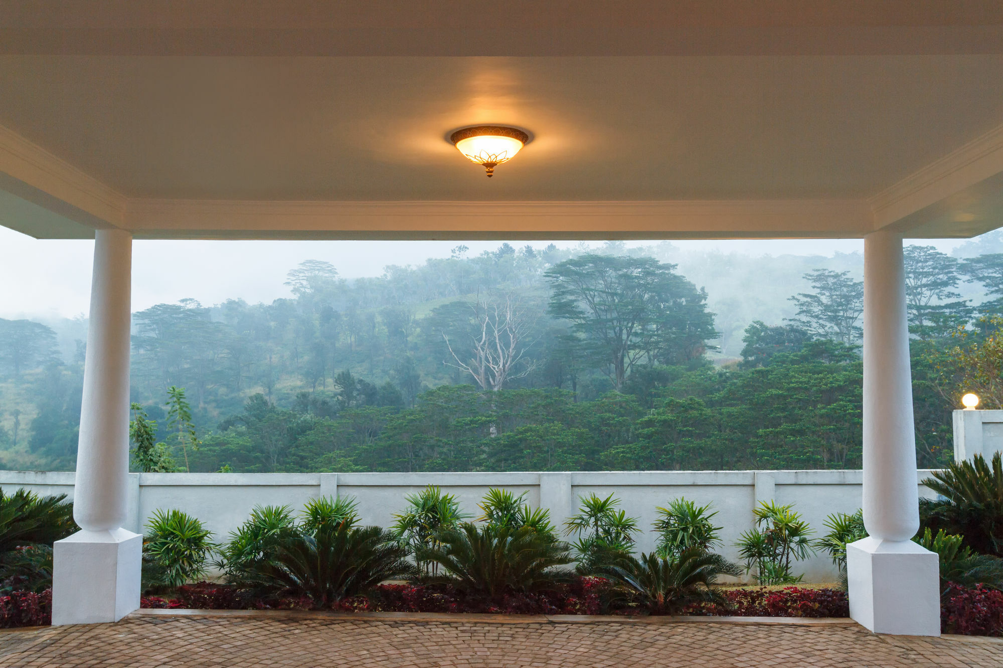 폭스 칸디 바이 폭스 리조트 캔디 외부 사진 The view from the veranda of the house