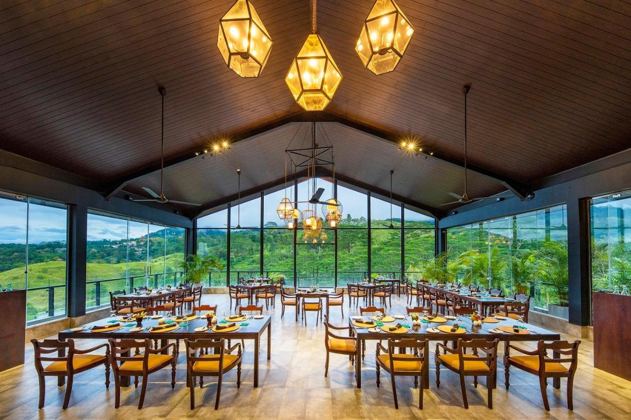 폭스 칸디 바이 폭스 리조트 캔디 외부 사진 The restaurant at the resort