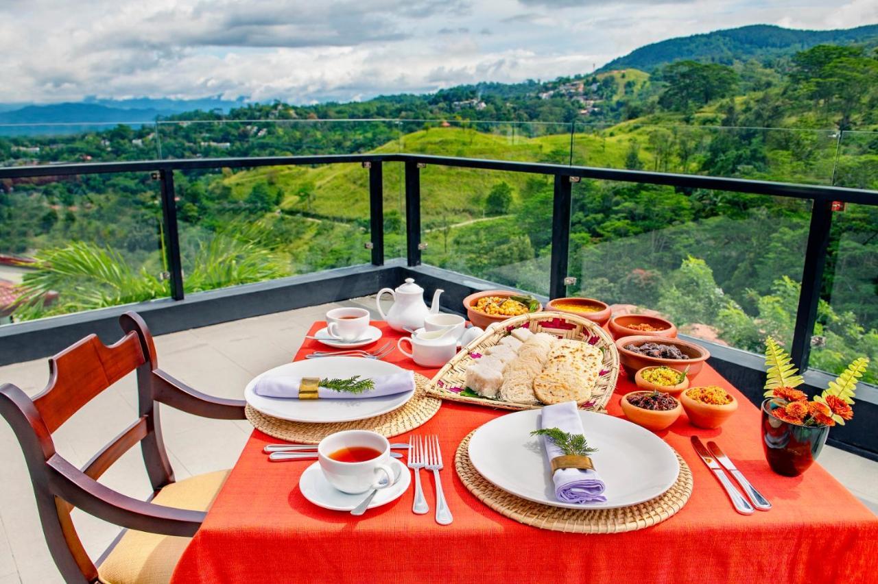 폭스 칸디 바이 폭스 리조트 캔디 외부 사진 A breakfast table in Sri Lanka