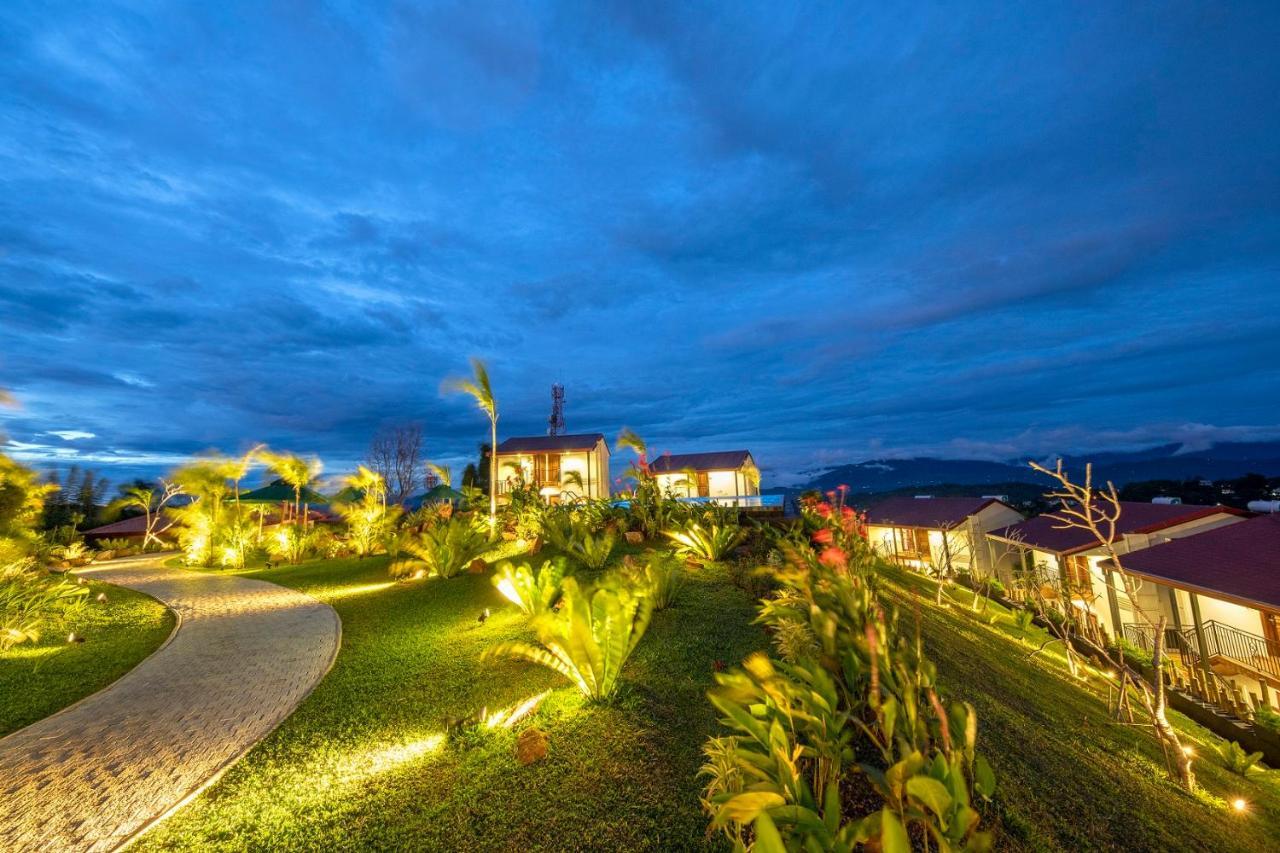 폭스 칸디 바이 폭스 리조트 캔디 외부 사진 View of the resort at night
